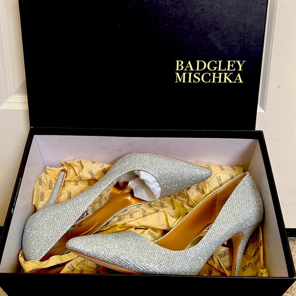 Elegant Badgley Mischka Ponder pointed toe pumps. - Picture 6 of 7